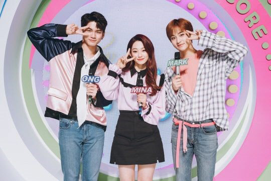 옹성우(왼쪽)가 BC TV 음악 프로그램 '쇼! 음악중심' MC 자리에서 하차한다.<MBC 제공>